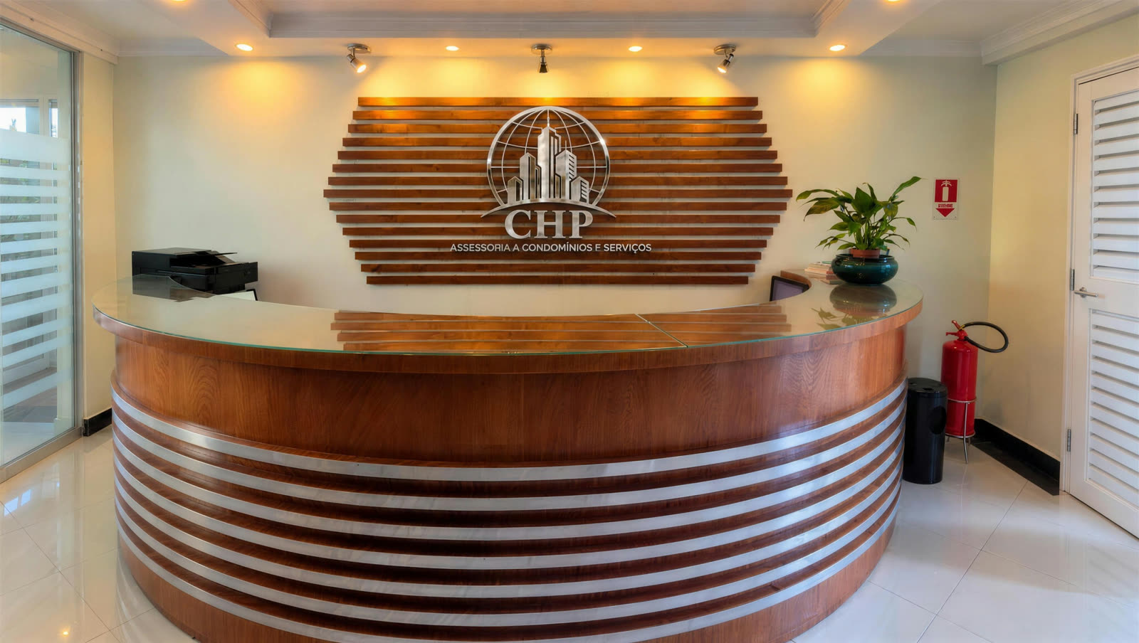 Recepção da CHP, com o balcão curvo de madeira e a marca da CHP em relevo na parede